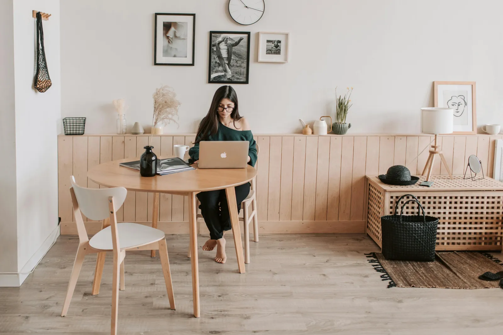 Kvinne arbeider ved en laptop på et hjemmekontor i dagslys